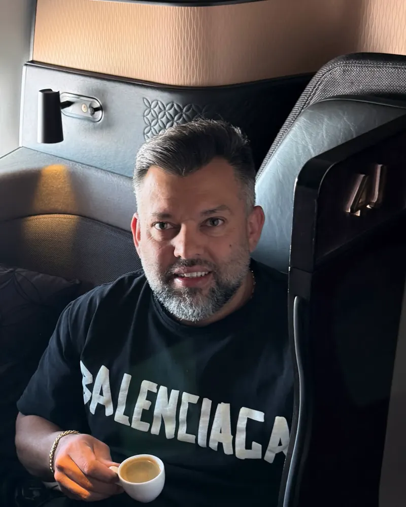 Renato tomando um café na cabine da classe executiva
