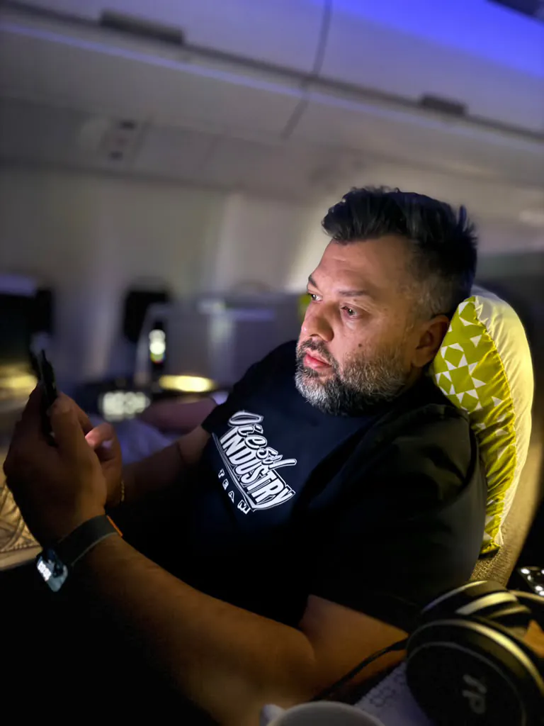 Renato na cabine da classe executiva, durante o voo noturno